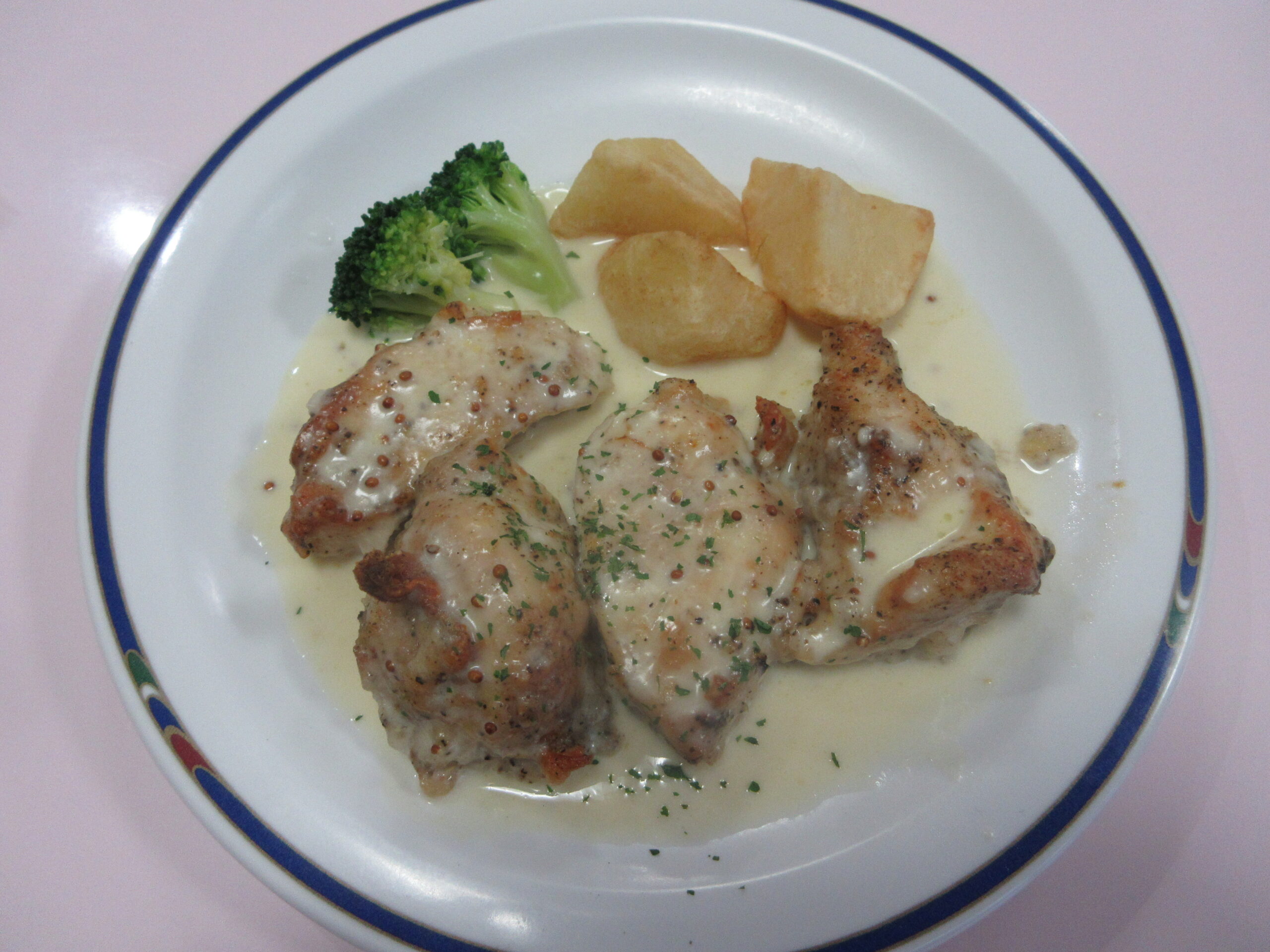 鶏むねのチーズクリームソースがけ